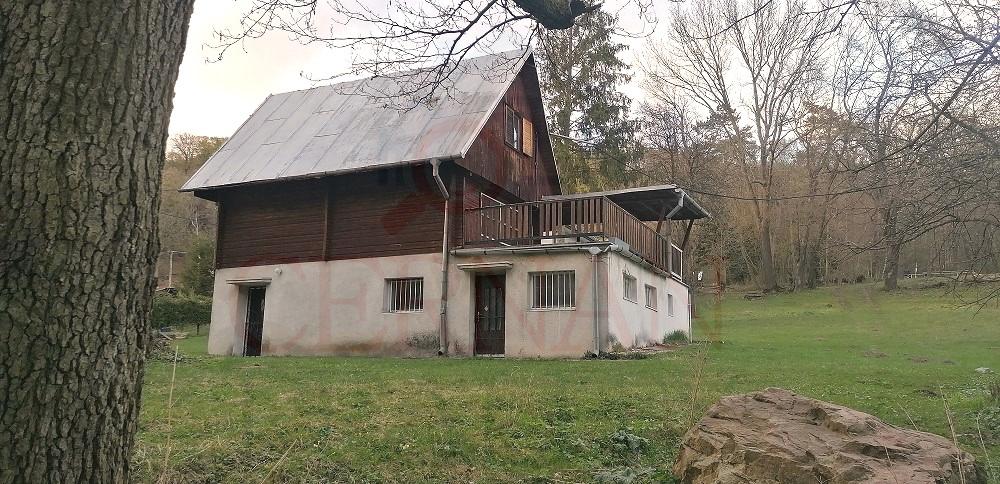 Na predaj trojpodlažná tehlová chata pod hradom Červený Kameň